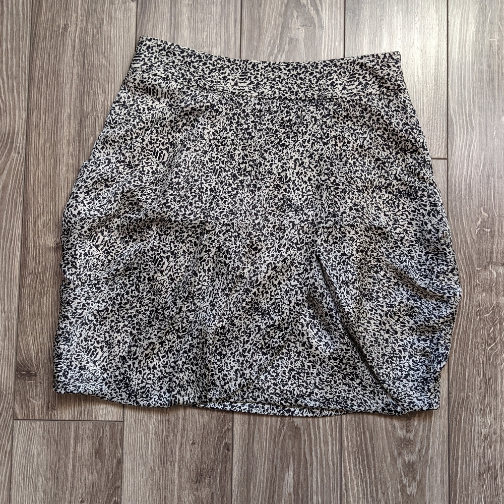 EUC (00) - CLUB MONACO Silk Tulip Mini Skirt with pockets